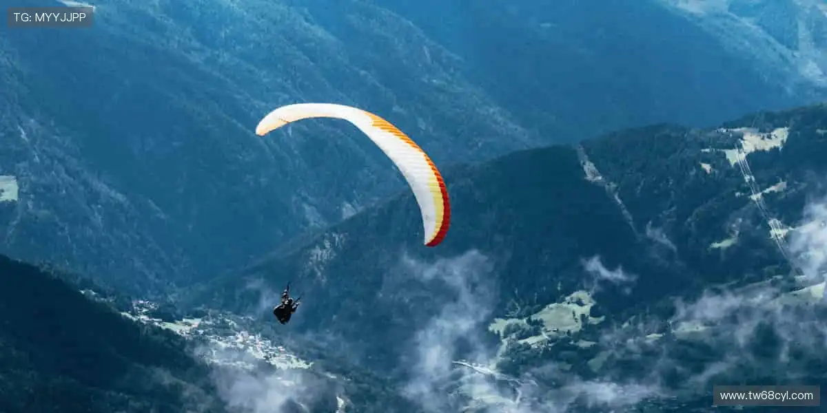 🎧官方正品周边直供，把赛场荣耀穿在身上！🏅